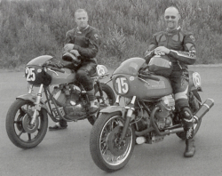 En glad Guzziracerkører poserer ved siden af en Moto Morini ekvipage, en af de mange, der måtte se sig overfløjet af Mandello-ørnen